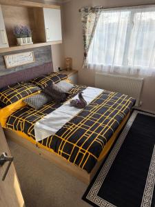 En eller flere senge i et værelse på Mimosa holiday home + 25 billeder