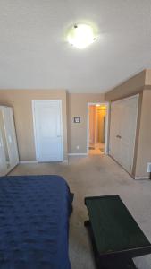 Un dormitorio con una cama y una mesa dentro. en Cozy jets empire, en Brampton