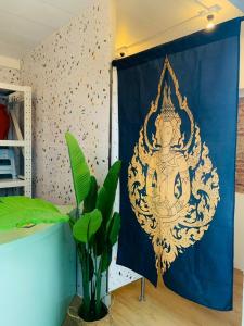 Kuchyň nebo kuchyňský kout v ubytování Bangkok Group Bunk Hotel Khaosan