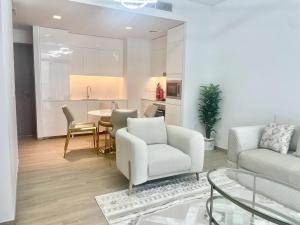 Posezení v ubytování High Floor 1 BHK with great view