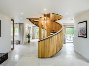 Un pasillo con escalera de caracol en una casa. en Lime Tree House - Uk49477, en Bulmer