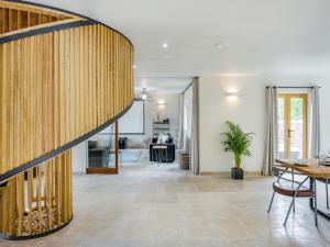 Una sala de estar con escalera y un comedor. en Lime Tree House - Uk49477, en Bulmer