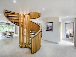 escalera de caracol en una habitación con mesa de comedor en Lime Tree House - Uk49477, en Bulmer 25 fotos más
