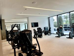 Fitness centrum a/nebo fitness zařízení v ubytování High Floor 1 BHK with great view
