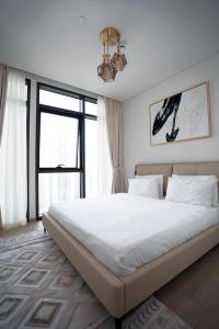 Postel nebo postele na pokoji v ubytování High Floor 1 BHK with great view