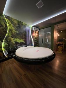 萨尔瓦多Hotel Alfama Motel的瀑布壁画客房的一张床位 更多1张照片