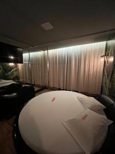 萨尔瓦多Hotel Alfama Motel的带窗户的房间里有一张白色的大床