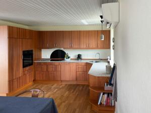 Una cocina o cocineta en 70S Holiday Home With Views Over The Sea