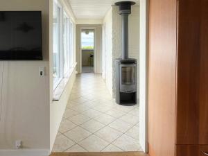 Una televisión o centro de entretenimiento en 70S Holiday Home With Views Over The Sea