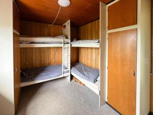 Una cama o camas en una habitación de 70S Holiday Home With Views Over The Sea