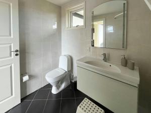 Un baño de 70S Holiday Home With Views Over The Sea 32 fotos más