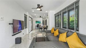 Телевизор и/или развлекательный центр в Khaolak Pool Villa with 3 bedrooms