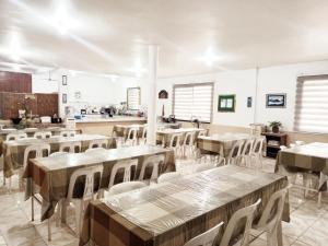 锡朗米妮旅馆的一间带桌椅的餐厅和一间厨房