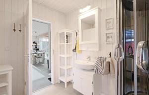 un bagno bianco con lavandino e specchio di Haus Elke a Wandlitz