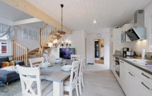 una cucina e una sala da pranzo con tavolo e sedie di Haus Elke a Wandlitz Altre 11 foto