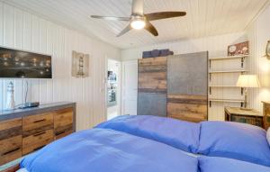 a bedroom with a bed and a ceiling fan at Haus Ankerplatz in Wandlitz