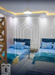 Ένα ή περισσότερα κρεβάτια σε δωμάτιο στο Ground Floor Chalet , 4 Bedrooms , Families Only-Near the Sea للعائلات فقط