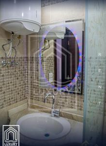 Ένα μπάνιο στο Ground Floor Chalet , 4 Bedrooms , Families Only-Near the Sea للعائلات فقط +53 φωτογραφίες