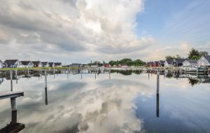 un grande specchio d'acqua con case e un riflesso nell'acqua di Haus Aliyah a Wandlitz