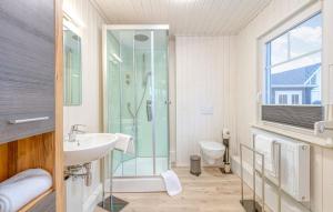 un bagno con doccia, lavandino e WC di Haus Aliyah a Wandlitz