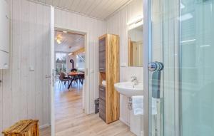 bagno con lavandino, doccia e tavolo di Haus Aliyah a Wandlitz Altre 17 foto