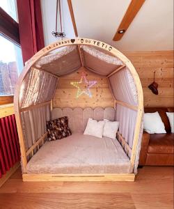 a small bed in a wooden room with a starfish at L'appart du Yeti, cocon rénové avec goût, multipass été, ménage et linges compris in Les Gets