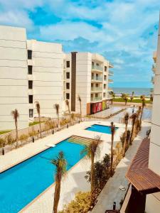 Πισίνα στο ή κοντά στο Ground Floor Chalet , 4 Bedrooms , Families Only-Near the Sea للعائلات فقط