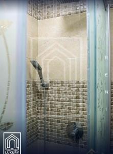 Ένα μπάνιο στο Ground Floor Chalet , 4 Bedrooms , Families Only-Near the Sea للعائلات فقط