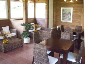 comedor con mesa de madera y sillas en Sporting Hotel Club, en Pelos