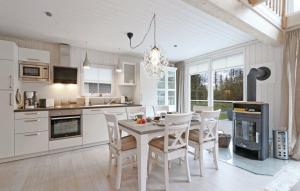 une cuisine avec une table et des chaises ainsi qu'une salle à manger dans l'établissement Haus Patricia, à Wandlitz 13 autres photos