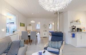 a living room and dining room with a chandelier at Haus Rotkehlchen in Wandlitz