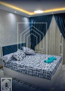 Ένα ή περισσότερα κρεβάτια σε δωμάτιο στο Ground Floor Chalet , 4 Bedrooms , Families Only-Near the Sea للعائلات فقط