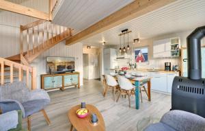 ein Wohnzimmer mit Küche und Esszimmer in der Unterkunft Ferienhaus Hafenoase in Wandlitz