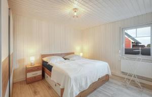 ein Schlafzimmer mit einem großen Bett und einem Fenster in der Unterkunft Ferienhaus Hafenoase in Wandlitz