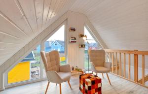 Zimmer mit 2 Stühlen und einem großen Fenster in der Unterkunft Ferienhaus Hafenoase in Wandlitz + 10 Fotos