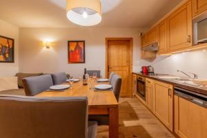 Η κουζίνα ή μικρή κουζίνα στο l'Ours Bleu C11 - Ski in Ski out - Happy Rentals