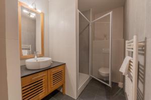 Ένα μπάνιο στο l'Ours Bleu C11 - Ski in Ski out - Happy Rentals