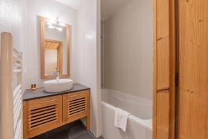 Ένα μπάνιο στο l'Ours Bleu C11 - Ski in Ski out - Happy Rentals