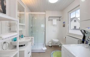 un bagno bianco con doccia e lavandino di Villa Kunterbunt a Wandlitz