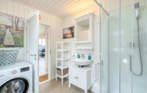 un bagno con lavandino e lavatrice di Villa Kunterbunt a Wandlitz