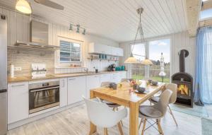 una cucina con tavolo, sedie e camino di Villa Kunterbunt a Wandlitz