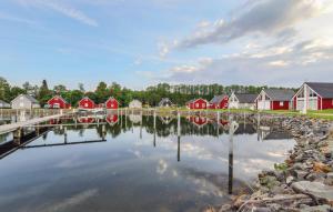 un gruppo di case su un lago con riflessione nell'acqua di Haus Liam a Wandlitz