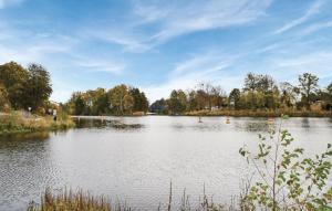 un grande lago con alberi sullo sfondo di Haus Liam a Wandlitz