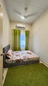 Postel nebo postele na pokoji v ubytování Ct Ruby homestay