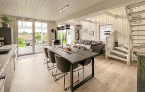 una cucina e un soggiorno con un tavolo e un divano di Lilly Hus a Wandlitz Altre 8 foto