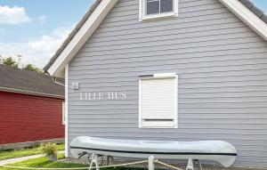 una casa blu con una panchina davanti di Lilly Hus a Wandlitz