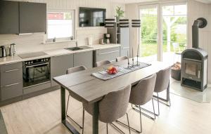 una cucina con tavolo, sedie e camino di Lilly Hus a Wandlitz