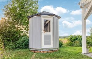 una dependance grigia con una porta nell'erba di Lilly Hus a Wandlitz