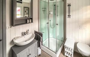 un bagno con doccia in vetro e lavandino di Lilly Hus a Wandlitz