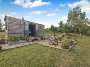 Casa pequeña con patio y mesa en Lillie's Shepherd Hut - Uk50230, en Nottingham 25 fotos más